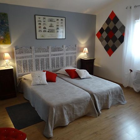 Une Chambre En Ville Savigneux  Room photo