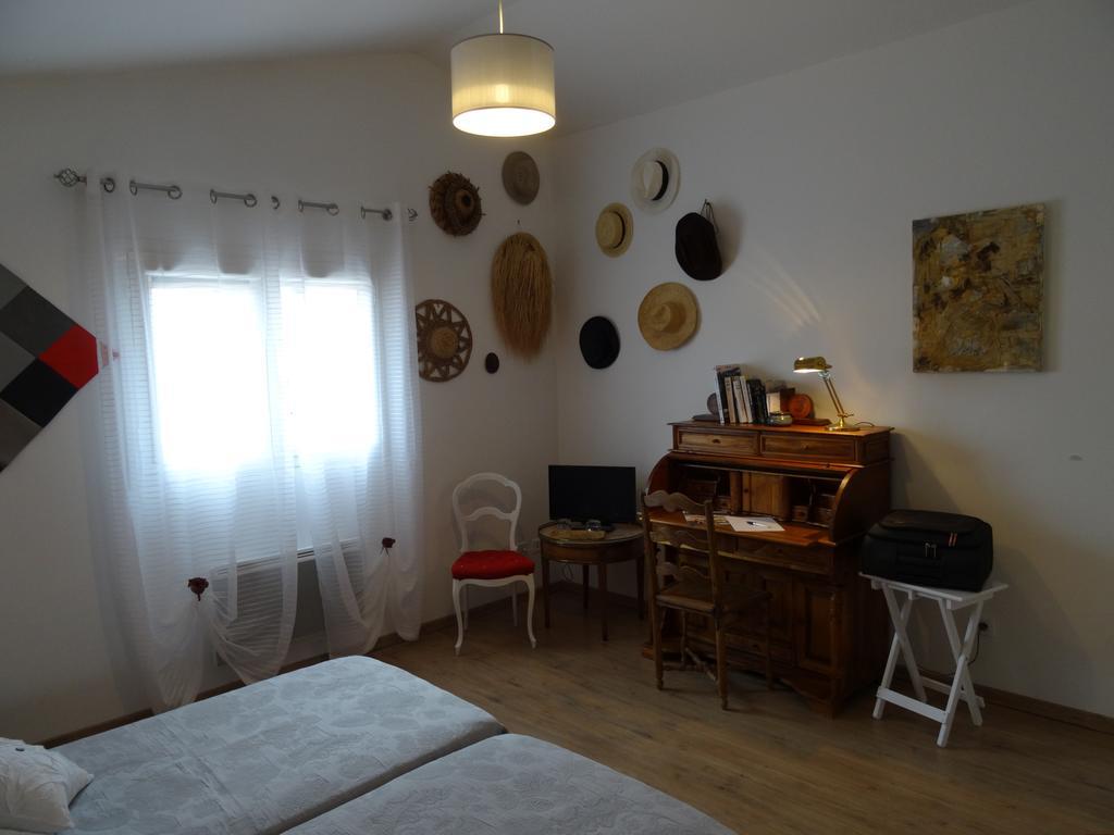 Une Chambre En Ville Savigneux  Exterior photo