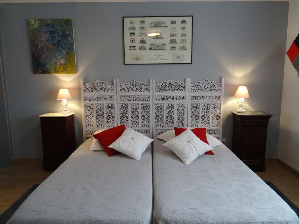 Une Chambre En Ville Savigneux  Room photo